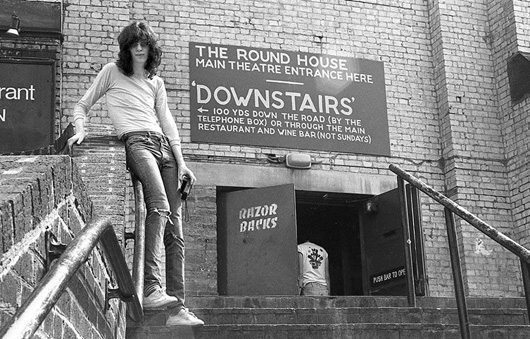 Joey Ramone outside the Roundhouse 1976 - 530