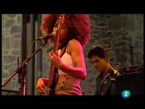 Esperanza Spalding - &quot;I Know You Know / Smile Like That&quot; (Live in San Sebastian july 23, 2009 - 3/9)