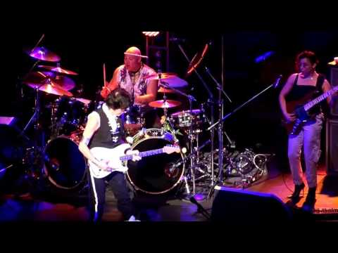 Jeff Beck - &quot;Rhonda Smith Bass Solo &amp; People Get Ready&quot; - Live Tokyo 2010 [Full HD]