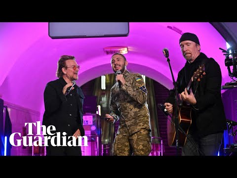 U2&#039;s Bono and the Edge give surprise concert in Kyiv metro