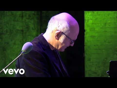 Ludovico Einaudi - Le Onde (Official Music Video)