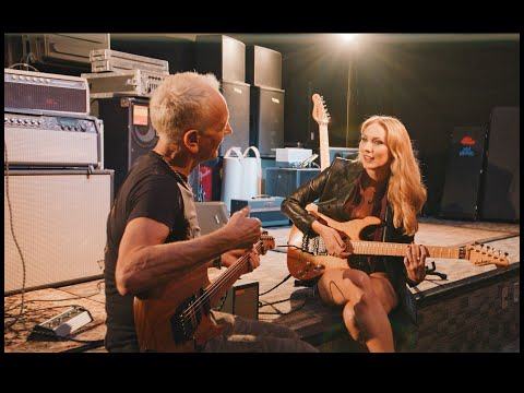 DEF LEPPARD&#039;S PHIL COLLEN SHOWS ME HIS FIRST EVER GUITAR