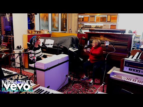 Norah Jones, Mavis Staples - Friendship (Live) ft. Mavis Staples