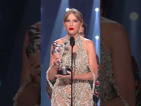 Don’t mind Taylor just spilling the TEA at the 2022 VMAs!!! 😱