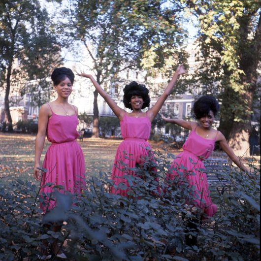 Supremes, outside EMI HQ, Oct 1964