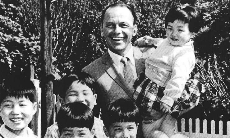 Frank Sinatra with kids in Japan 1982 web optimised 740