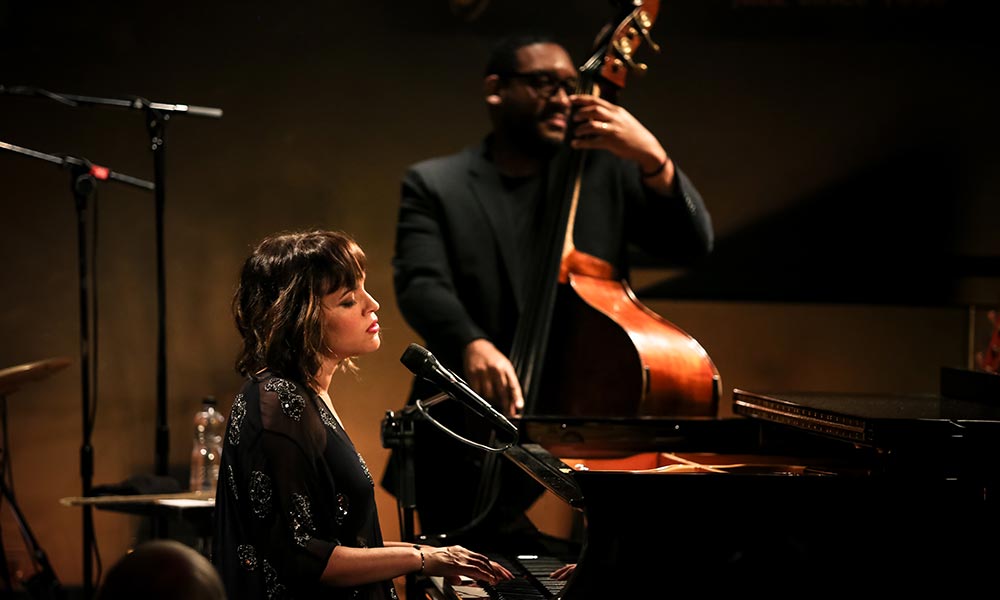 Norah Jones Is Captured 'Live At Ronnie Scott's' | uDiscover