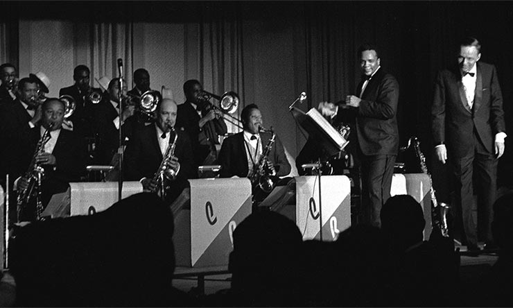 Sinatra on stage with Quincy Jones conducting Basie's Orchestra - CREDIT - Frank Sinatra Enterprises