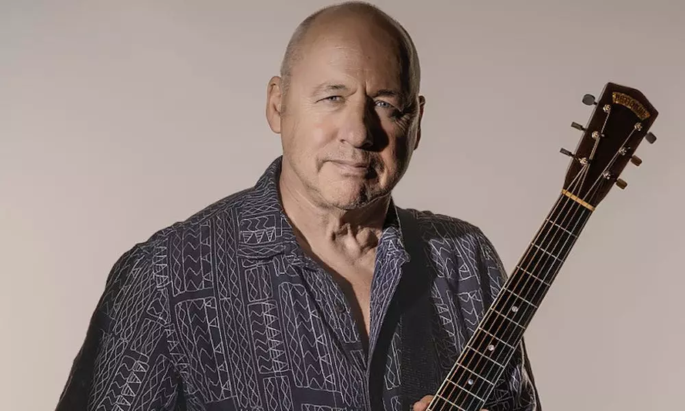 Der 74 Jahre alte 183 cm große Mark Knopfler im 2024 Foto