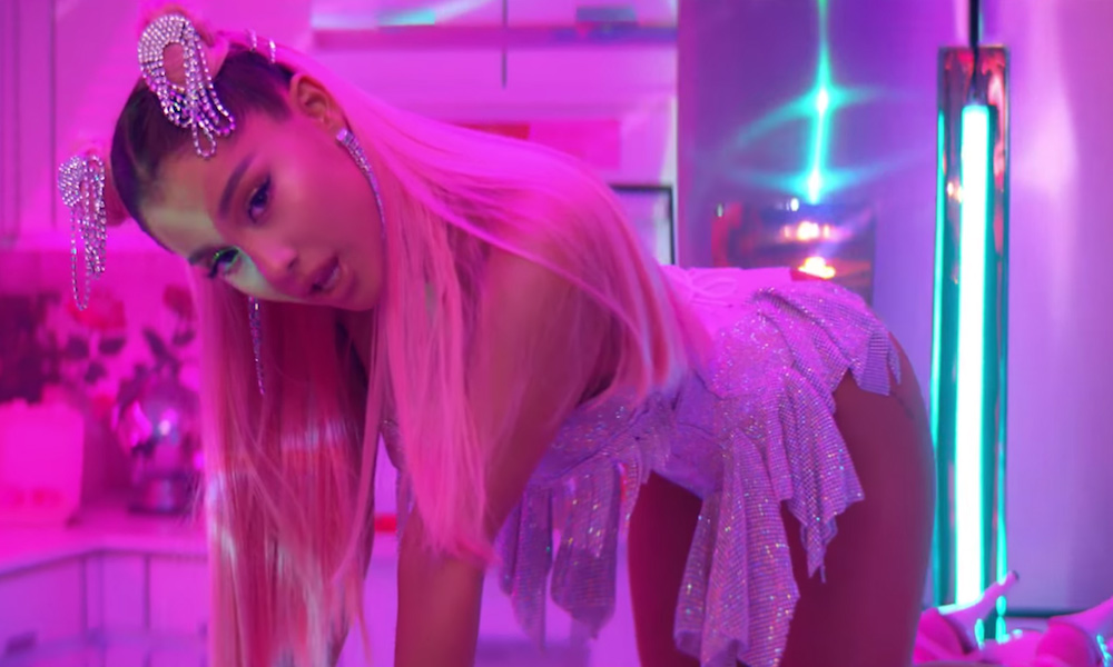 Plons Acquiesce Nodig uit Ariana Grande Shares Her Favourite Things In 7 Rings Music Video
