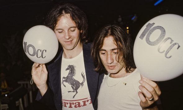 10cc musicians holding balloons