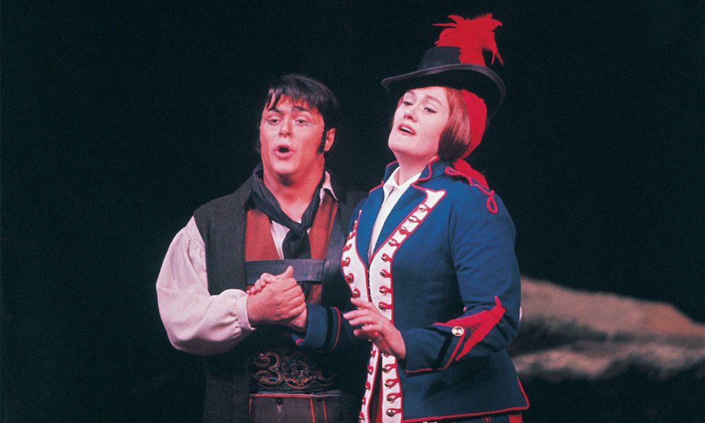 Pavarotti and Sutherland in Donizetti's 'La Fille du Regiment'.