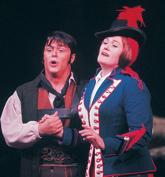 Pavarotti and Sutherland in Donizetti's 'La Fille du Regiment'.