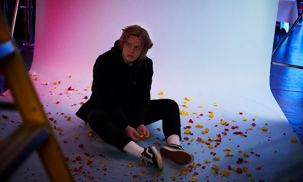 Lewis Capaldi Bruises press shot 01 1000