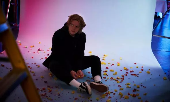 Lewis Capaldi Bruises press shot 01 1000