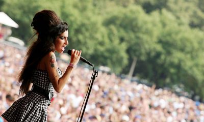 Amy Winehouse performs live