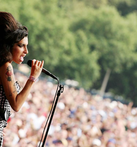 Amy Winehouse performs live