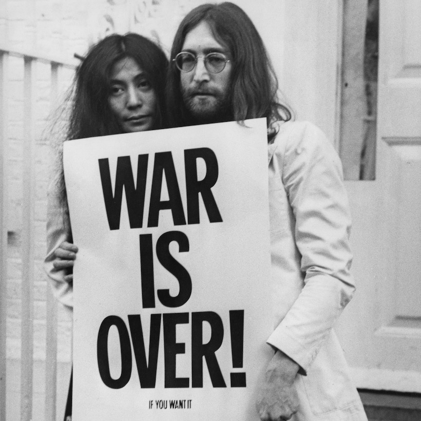 John & Yoko - Photo: Frank Barrett/Keystone/Hulton Archive/Getty Images