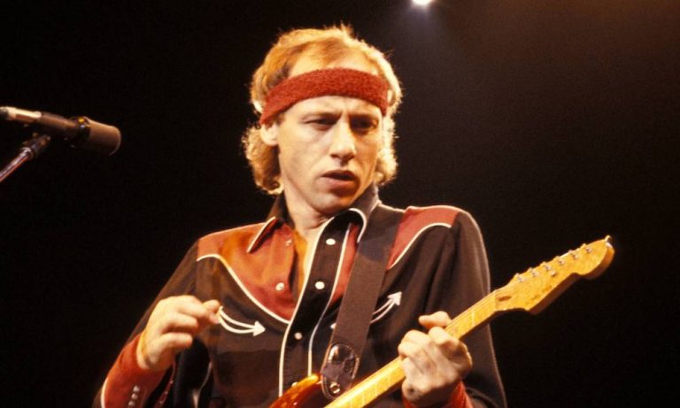 Tracker How Mark Knopfler Continued To Find “The Thrill