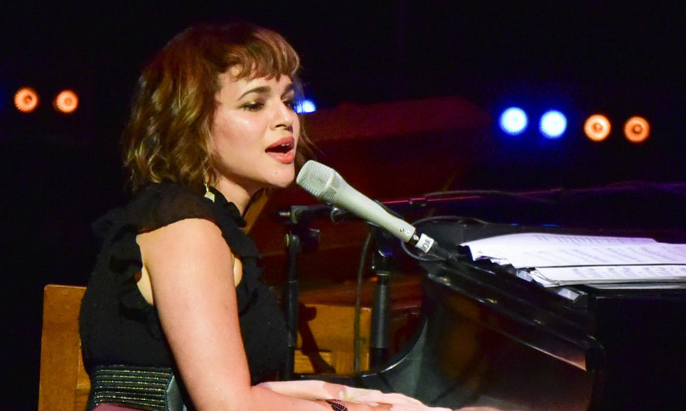 does norah jones still tour