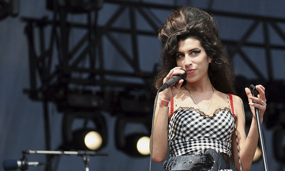 Amy Winehouse Jazz Singer feature image, photo of Amy performing live in 2007