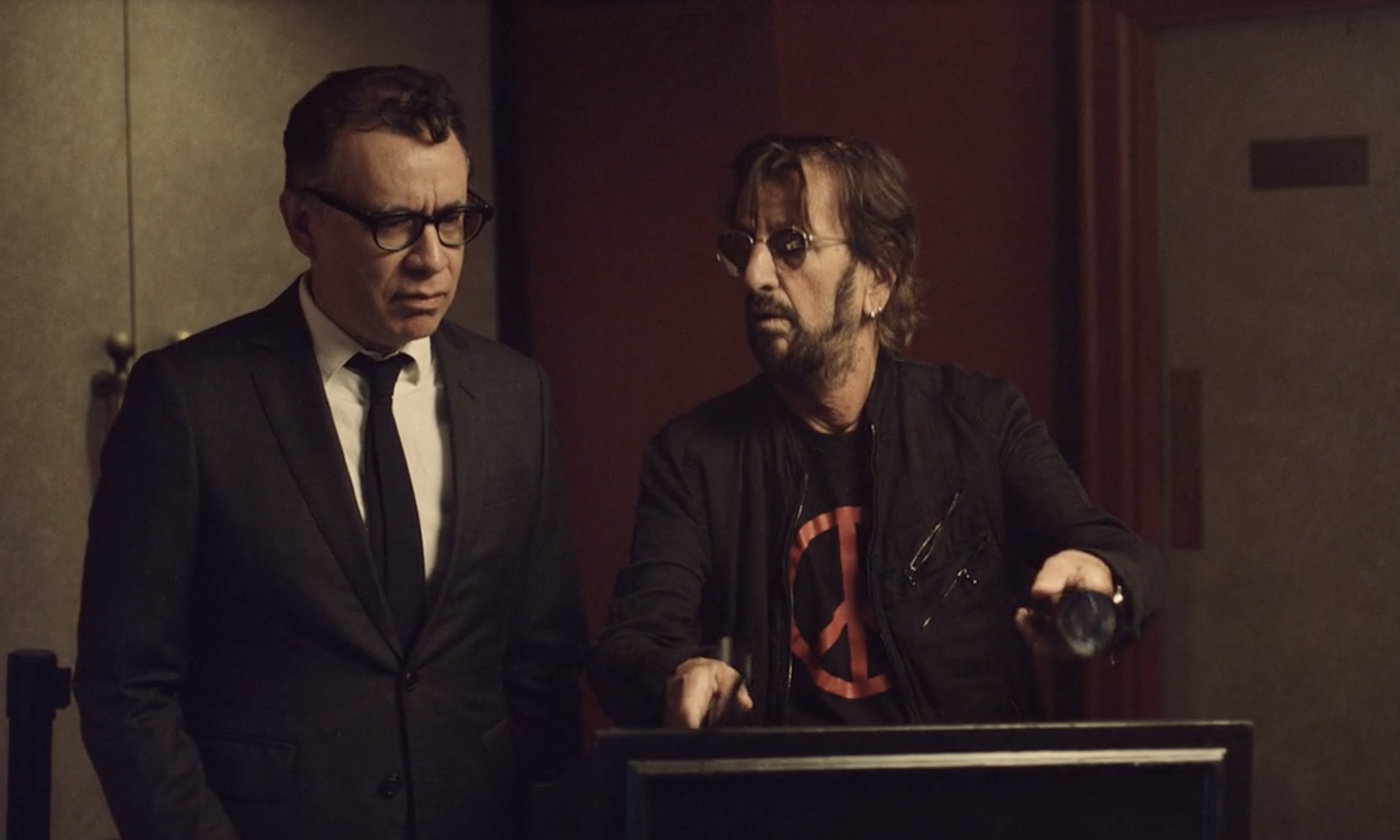 Fred Armisen y más estrellas en el video "My Sweet Lord" de