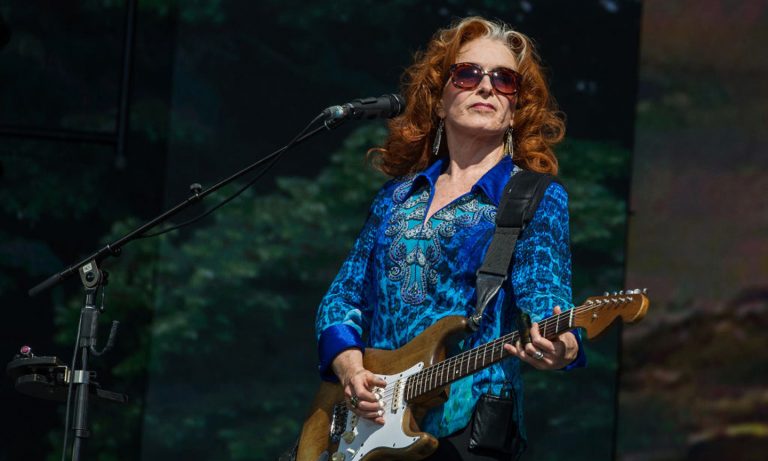 Bonnie Raitt To Be Honored At 2022 Billboard Women In Music Award