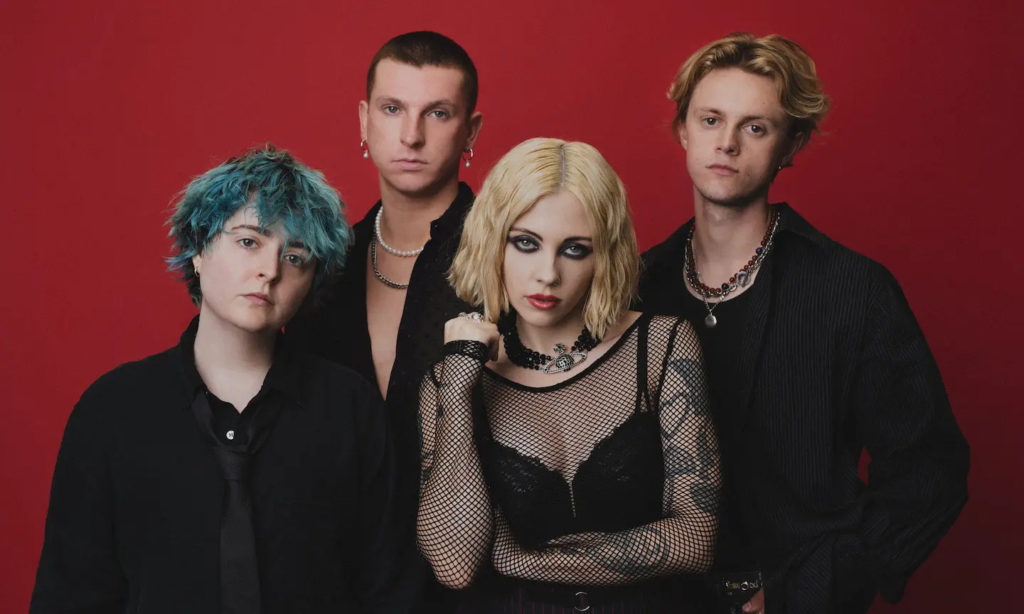 Pale Waves Put On A Show In Glitzy 'Clean' Video | uDiscover