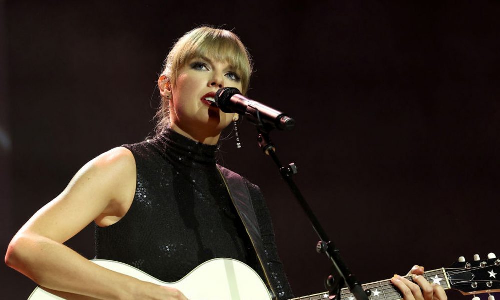 Taylor Swift Wins NSAI Songwriter Artist Of The Decade Award Taylor Swift Wins NSAI Songwriter Artist Of The Decade Award