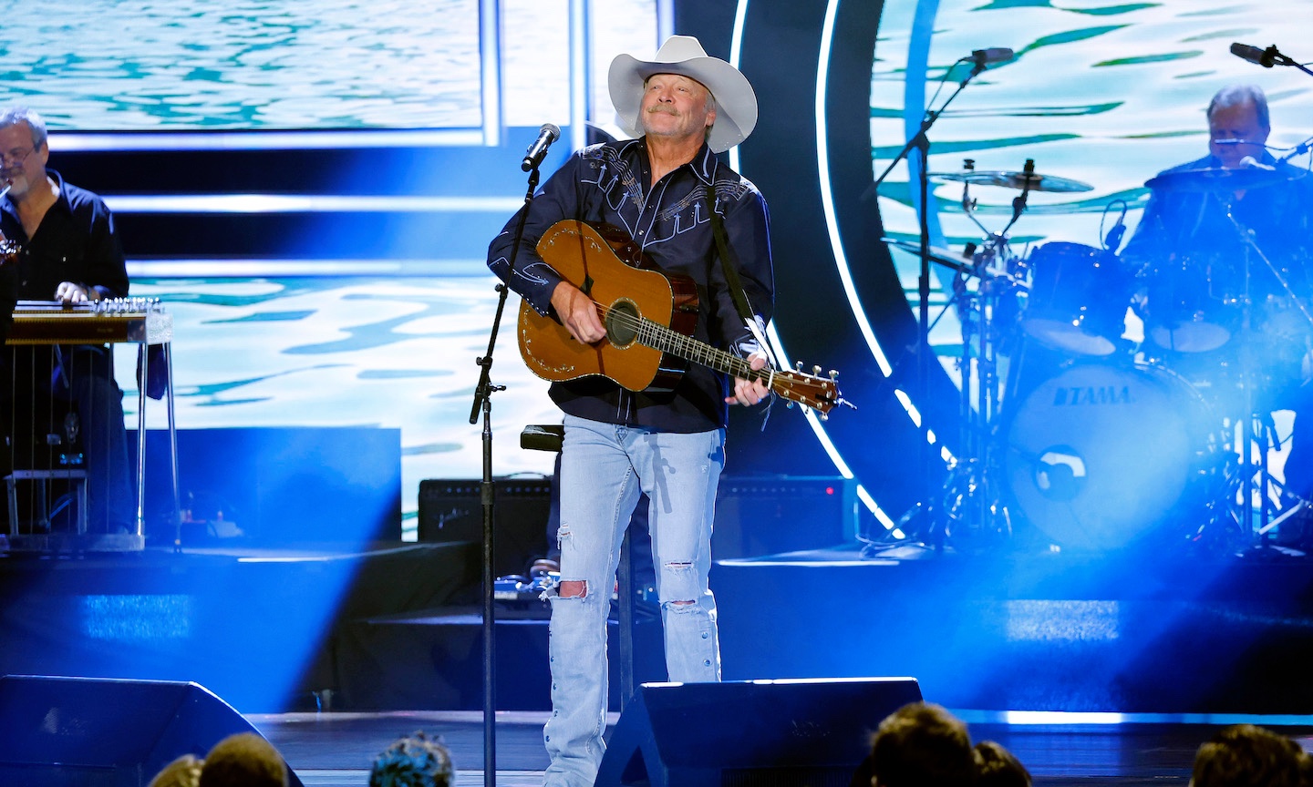 Alan Jackson Wins the Lifetime Achievement Award at the 2022 CMAs