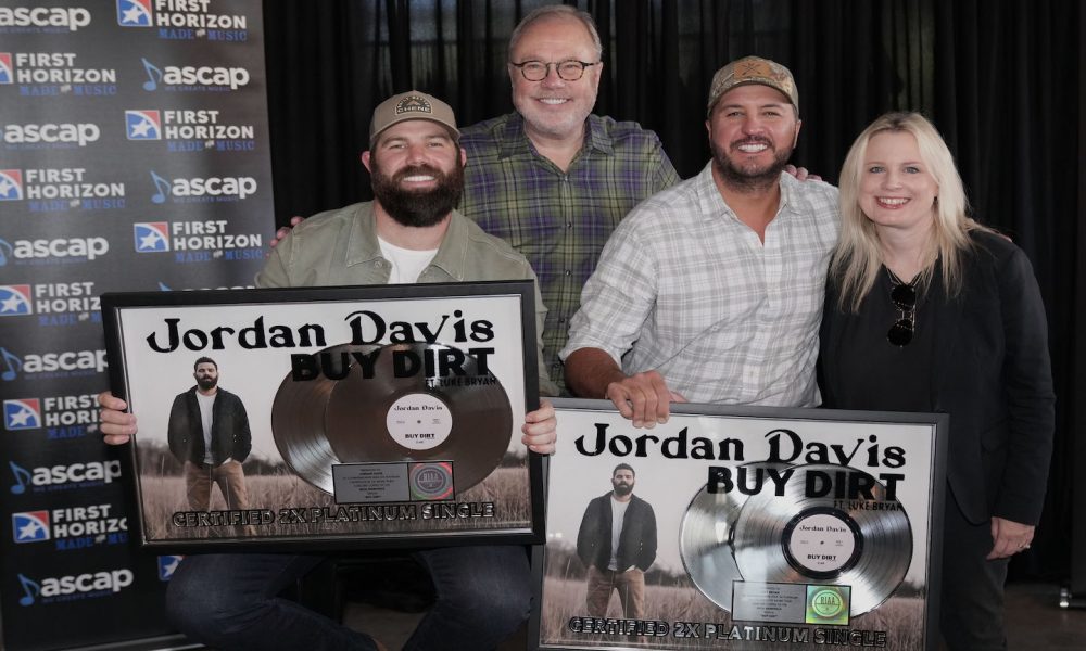 (L-R): Jordan Davis, Mike Dungan (chairman & CEO, UMG Nashville), Luke Bryan, Cindy Mabe (president, UMG Nashville). Photo: Larry McCormack