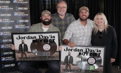 (L-R): Jordan Davis, Mike Dungan (chairman & CEO, UMG Nashville), Luke Bryan, Cindy Mabe (president, UMG Nashville). Photo: Larry McCormack