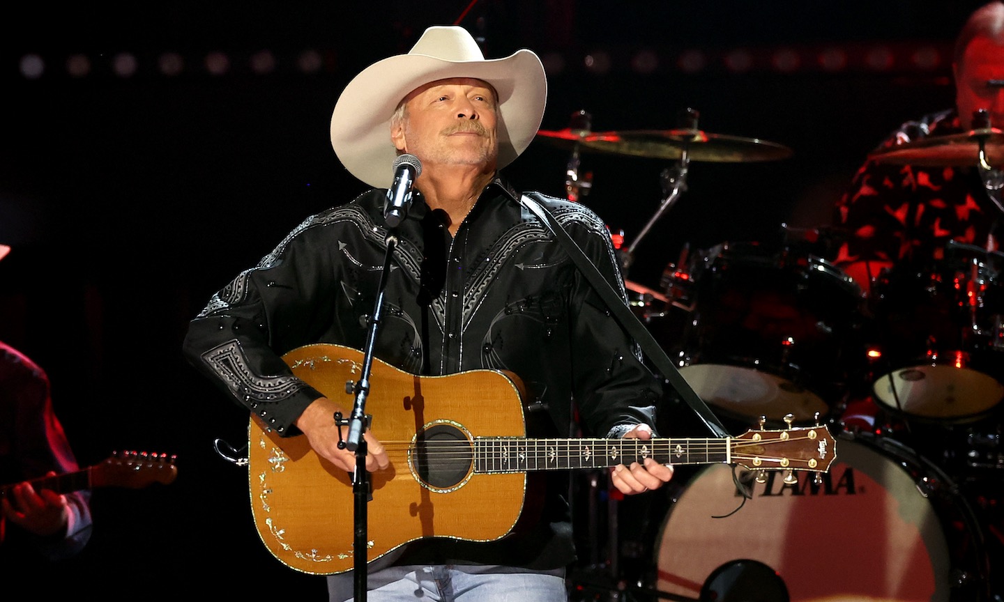 Alan Jackson Wins the Lifetime Achievement Award at the 2022 CMAs