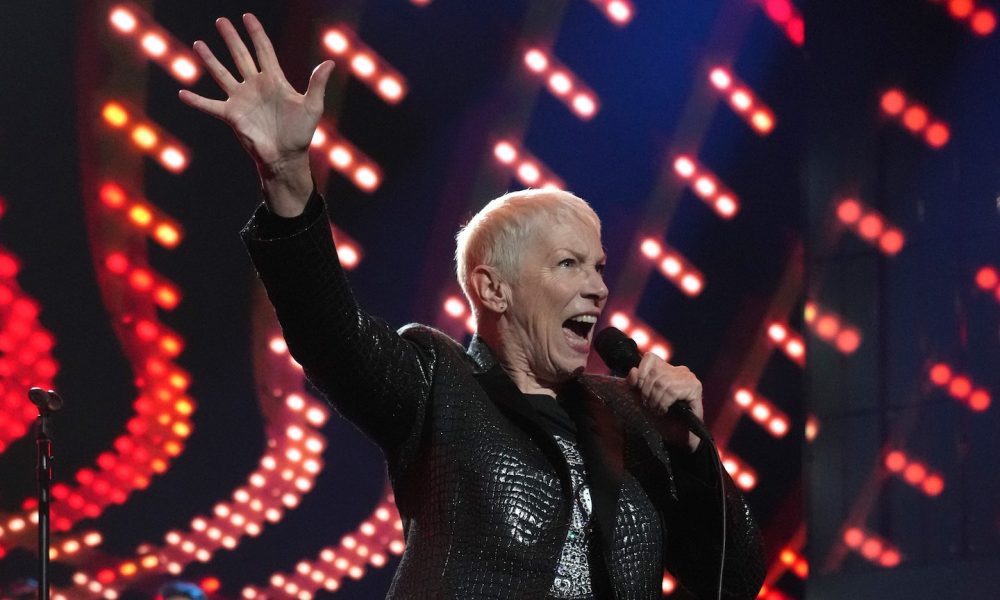 Annie Lennox performs at the Rock and Roll Hall of Fame induction ceremony on November 5, 2022. Photo: Kevin Mazur/Getty Images for The Rock and Roll Hall of Fame
