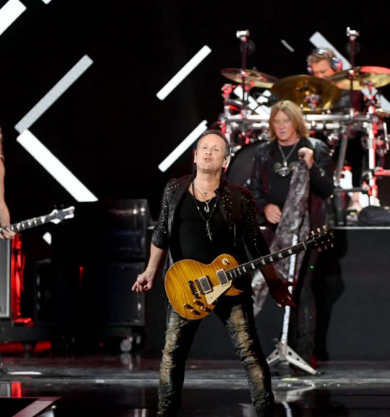 Def-Leppard-Diamond-Star-Halos-Event