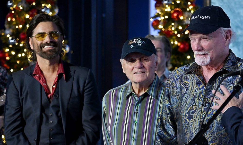 John Stamos, Bruce Johnston and Mike Love of the Beach Boys on 'Fox and Friends' in December 2022. Photo: Steven Ferdman/Getty Images