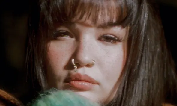 Lola Young – Photo: Charlotte Patmore (Courtesy of Island Records)