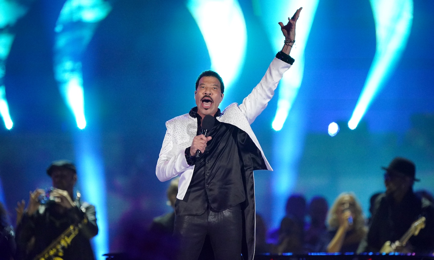 Lionel Richie And Vibee Announce ‘Dancing On The Sand’ Expertise