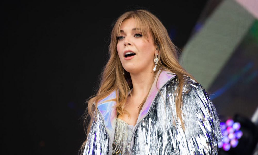 Maschera Di Cartone Di Becky Hill (Make Up) – Celebrity Cutouts, Volto Di Personaggio Famoso Per Foto E Scherzi