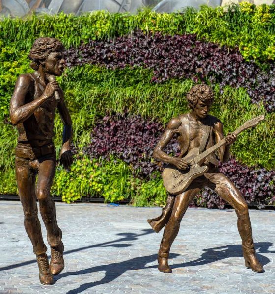Mick Jagger and Keith Richards statues - Photo: Carl Court/Getty Images