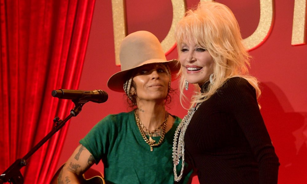 Linda Perry and Dolly Parton - Photo: Matt Winkelmeyer/Getty Images for Netflix