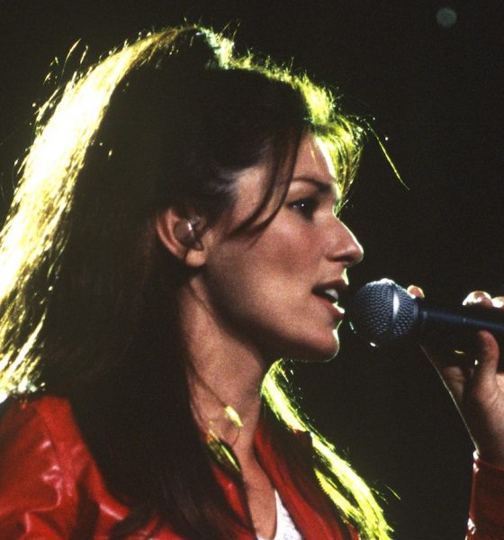 Shania Twain performing live in 1998. Photo: Tim Mosenfelder/Getty Images